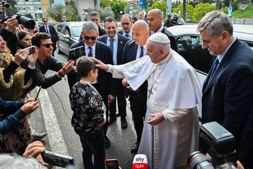 Sonriente y saludando a todos salió el papa Francisco del hospital