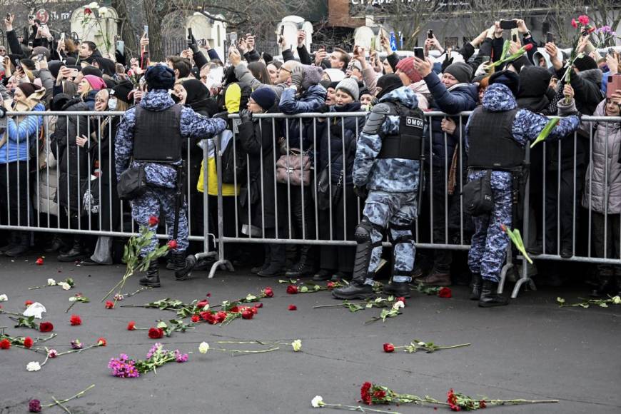 Miles asisten al funeral de Navalny en Moscú entre temores de arrestos