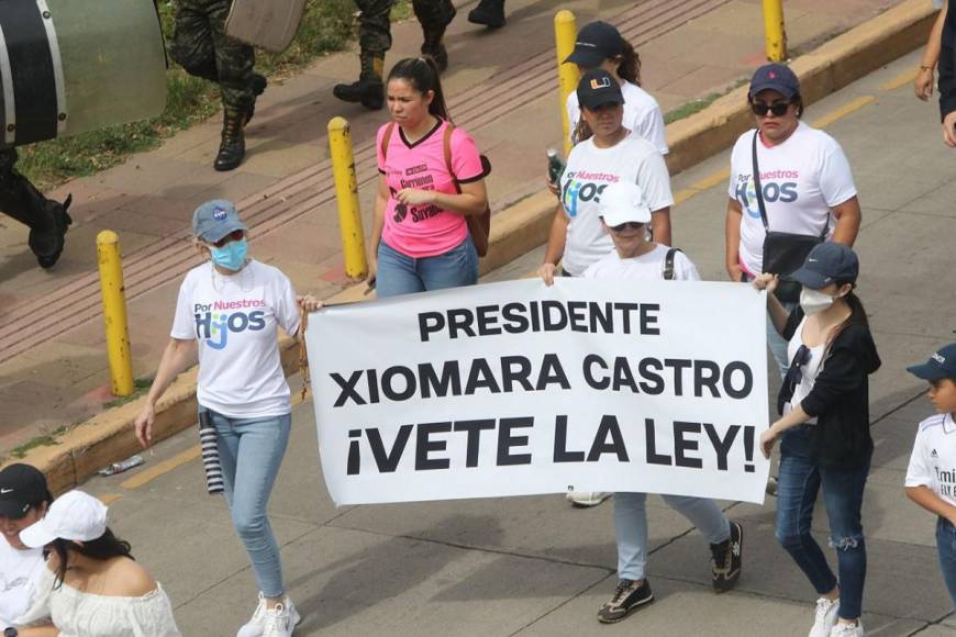 Los mensajes que dejó la masiva marcha en Tegucigalpa “Por nuestros hijos”