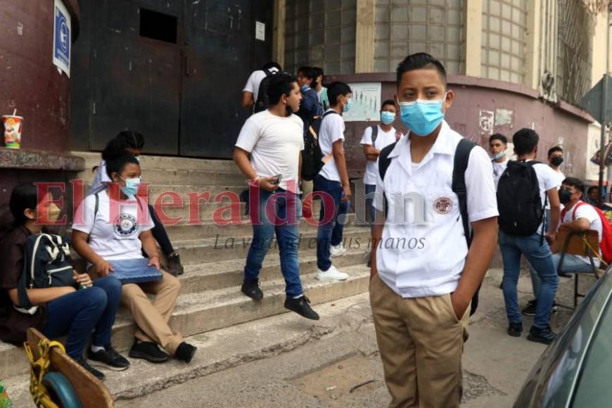 Colegiales vuelven a lucir su uniforme en el retorno a clases en la capital (Fotos)