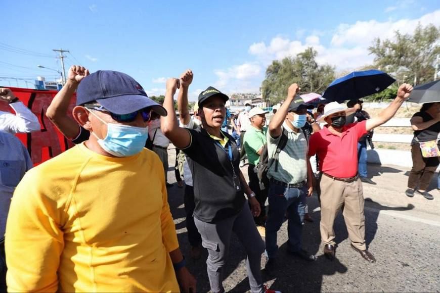 “Que nos paguen, que nos paguen” exigen en protesta empleados del Sanaa