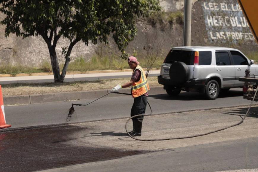 Siguen trabajos de bacheo en tres puntos del anillo periférico