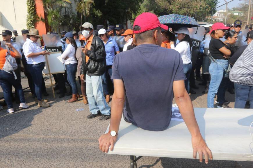 “No más mafias”: Sindicalistas despedidos y colectivos de Libre en Hondutel se mantienen en protesta