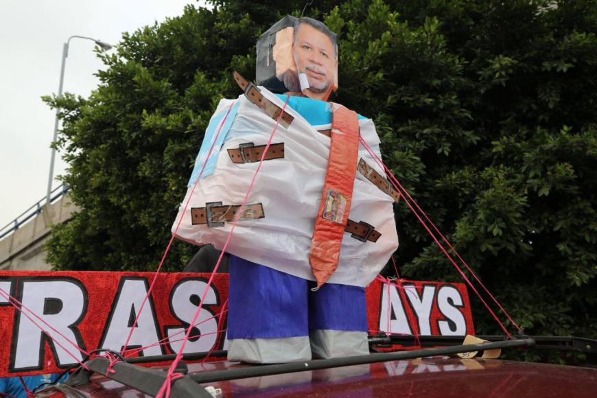 Monigotes, militantes de Libre y bandera azul turquesa: las primeras imágenes del Día del Trabajador en la capital