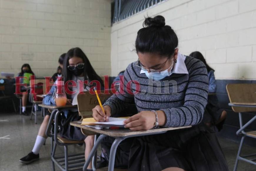 Colegiales vuelven a lucir su uniforme en el retorno a clases en la capital (Fotos)