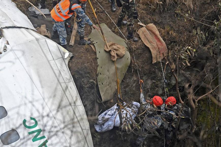 Los rostros de dolor y desconsuelo de los familiares de los fallecidos en catástrofe aérea en Nepal