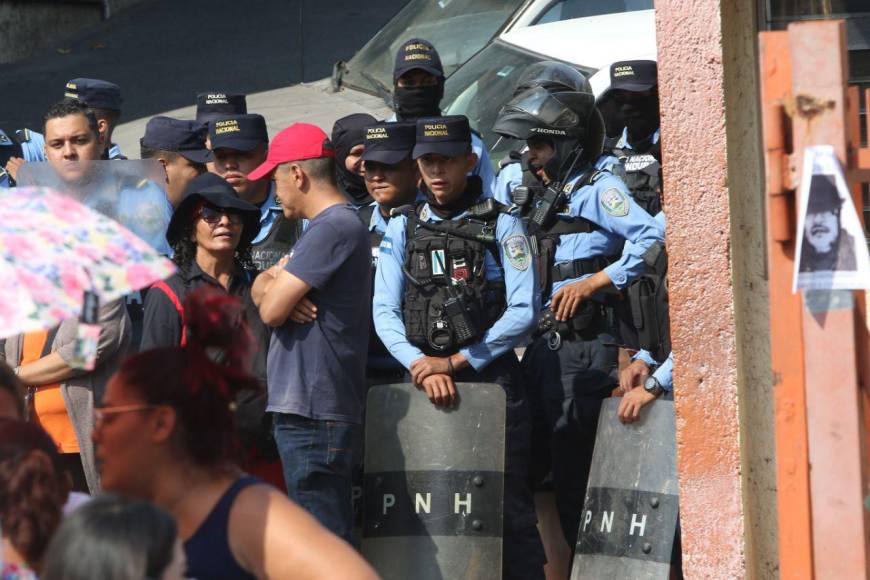 “No más mafias”: Sindicalistas despedidos y colectivos de Libre en Hondutel se mantienen en protesta