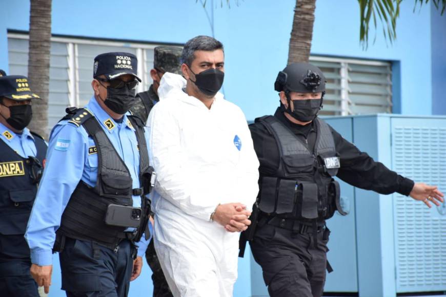 Vestido de overall impermeable blanco y bajo resguardo policial: así fue la extradición hacia EEUU del exalcalde de Yoro, Arnaldo Urbina Soto