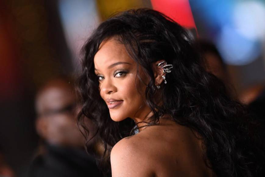 Rihanna se roba el show durante la alfombra púrpura del estreno de Black Panther