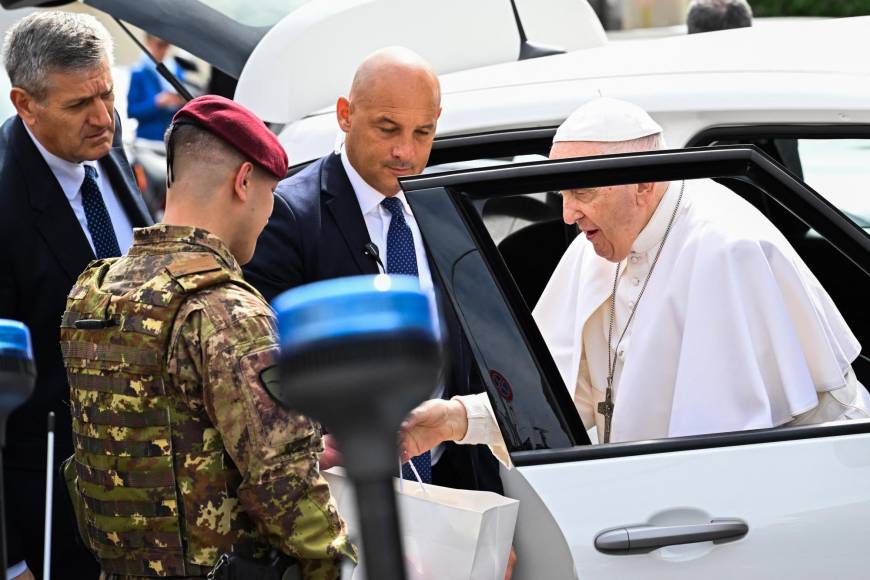 Sonriente y saludando a todos salió el papa Francisco del hospital