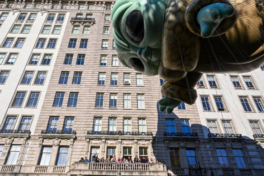 Con globos gigantes y Pikachu celebran el desfile de Thanksgiving de Macy’s