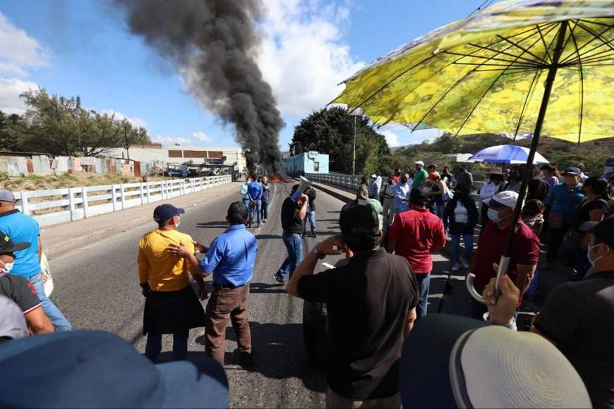 “Que nos paguen, que nos paguen” exigen en protesta empleados del Sanaa