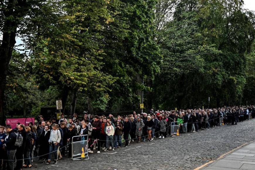 Los británicos comienzan a despedirse de Isabel II en Edimburgo