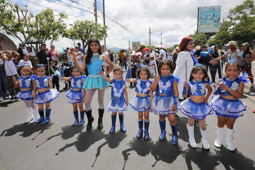 Tiernas y coloridas: las pequeñas palillonas que engalanan desfiles de prebásica en la capital