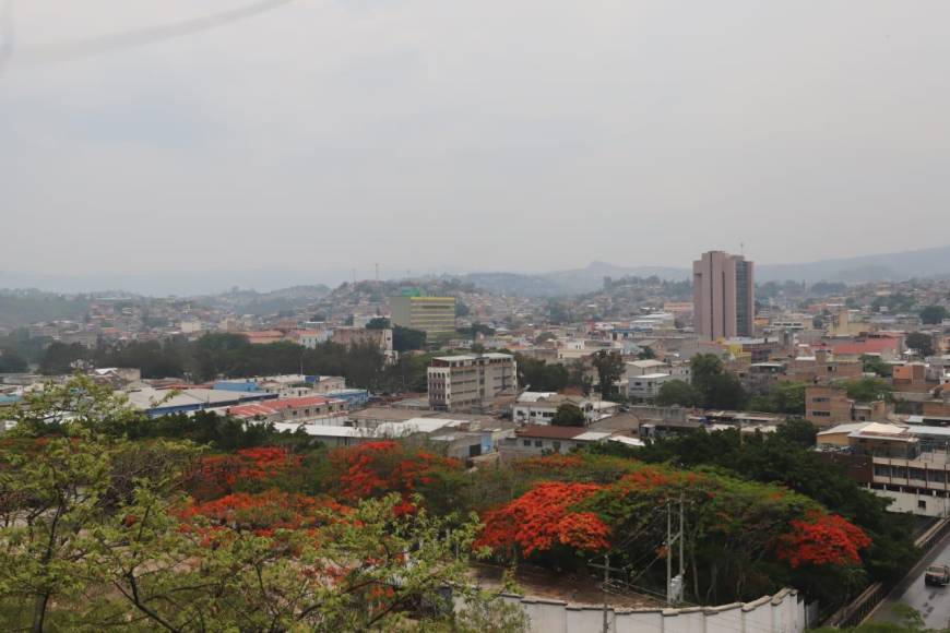 Así amaneció el cielo en la capital este martes ante densa bruma ¿Presenta mejoras?