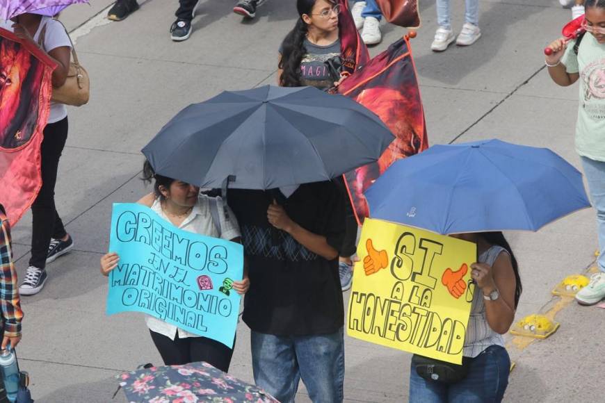 Los mensajes que dejó la masiva marcha en Tegucigalpa “Por nuestros hijos”