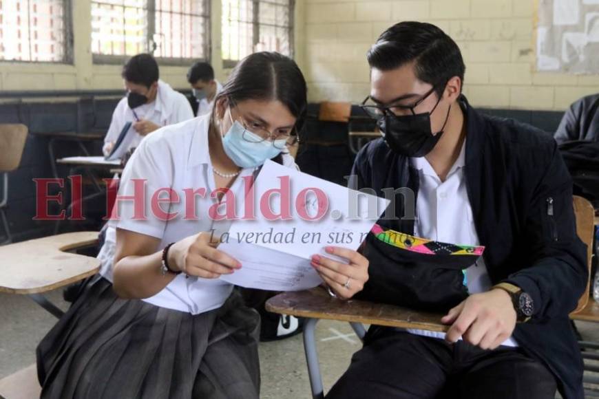 Colegiales vuelven a lucir su uniforme en el retorno a clases en la capital (Fotos)