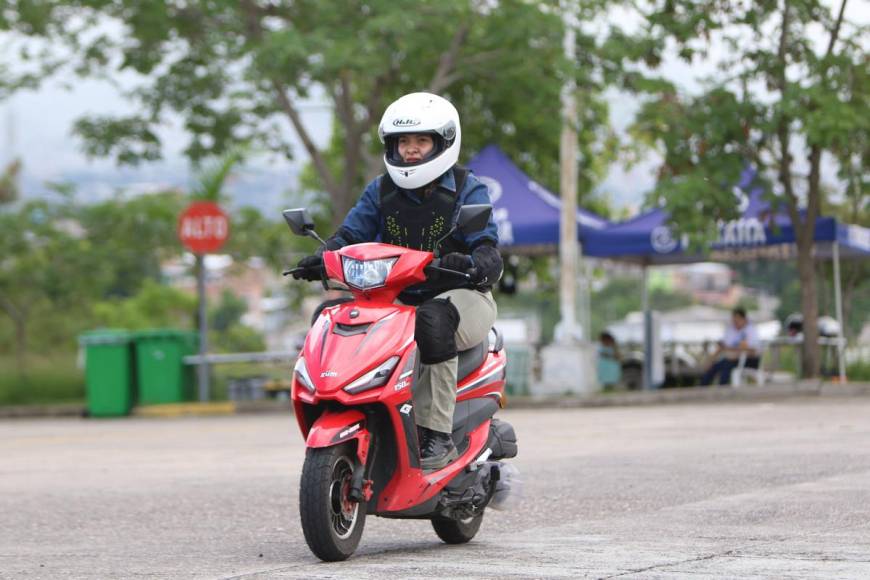 Prudencia al volante: las mujeres marcan la diferencia en el manejo de motocicletas