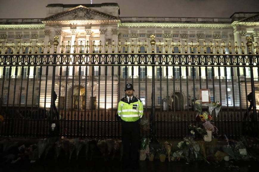 Lágrimas, silencio y el himno “God save the Queen” frente al palacio de Buckingham tras muerte de Isabel II