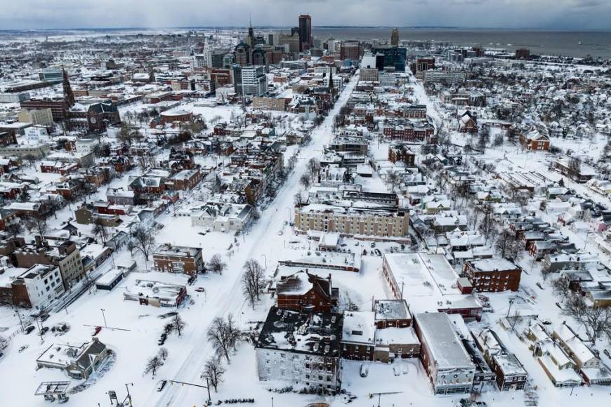 Bajo metros de nieve, Buffalo sufre los estragos de la tormenta invernal del siglo