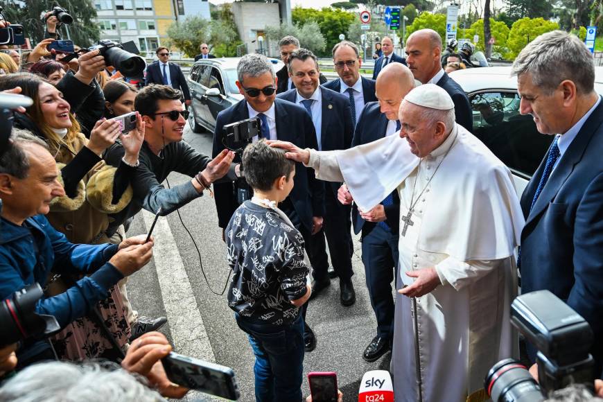 Sonriente y saludando a todos salió el papa Francisco del hospital