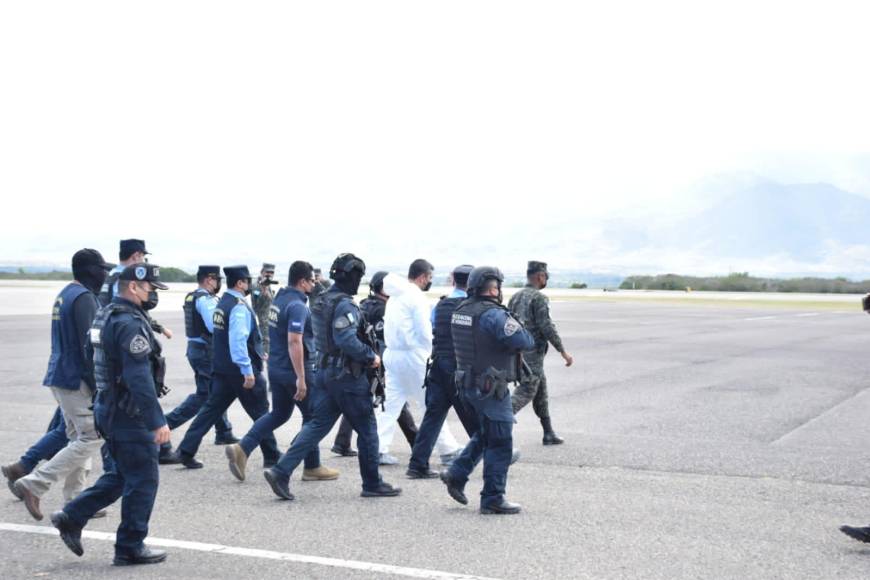 Vestido de overall impermeable blanco y bajo resguardo policial: así fue la extradición hacia EEUU del exalcalde de Yoro, Arnaldo Urbina Soto