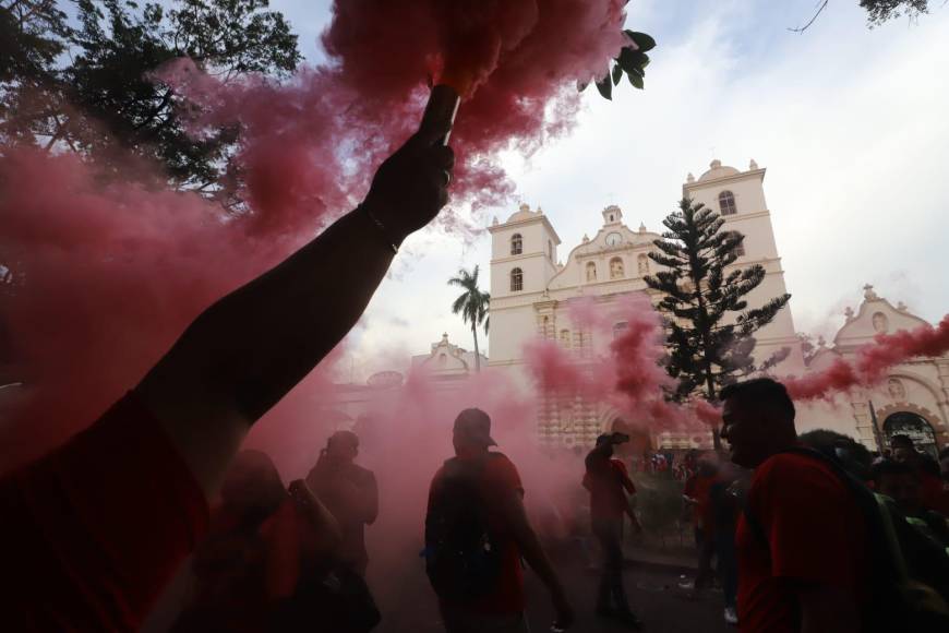 Cohetes y vuvuzelas: ambiente afuera del Congreso Nacional