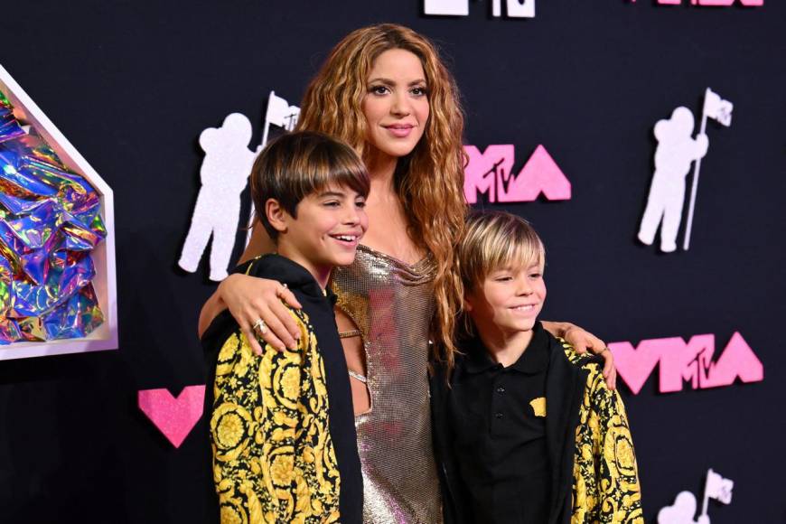 Shakira y sus hijos desfilan por la alfombra de los MTV VMA’s 2023