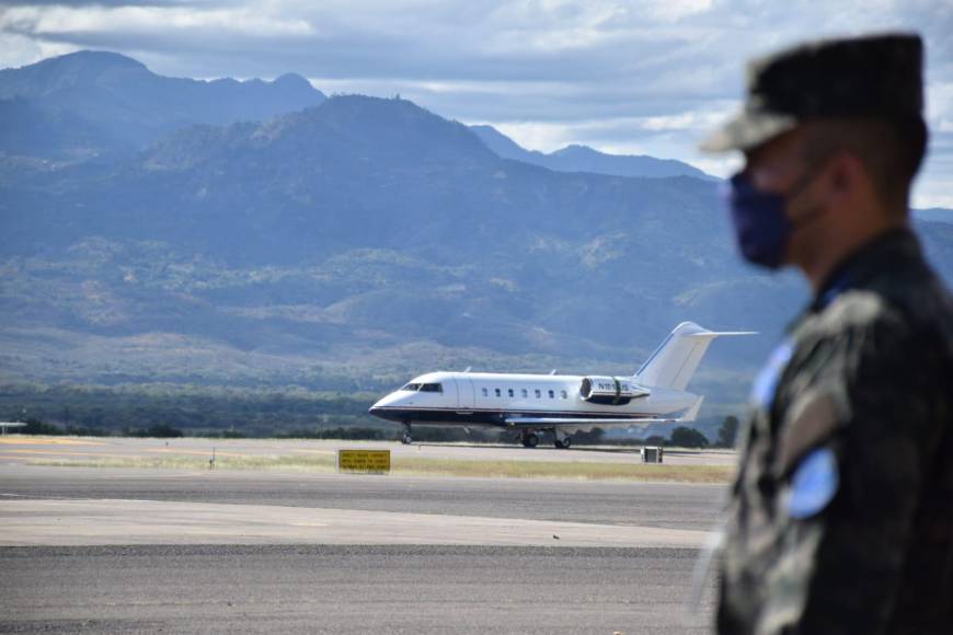 Vestido de overall impermeable blanco y bajo resguardo policial: así fue la extradición hacia EEUU del exalcalde de Yoro, Arnaldo Urbina Soto