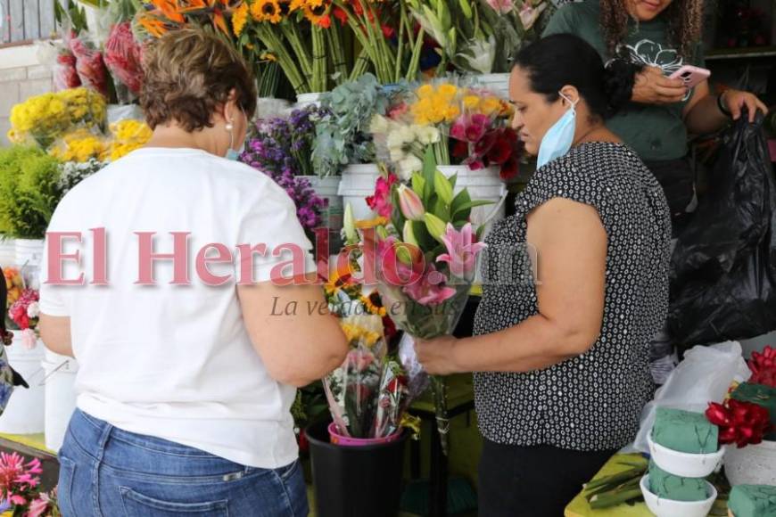 La capital se llena de flores y obsequios para mamá (Fotos)