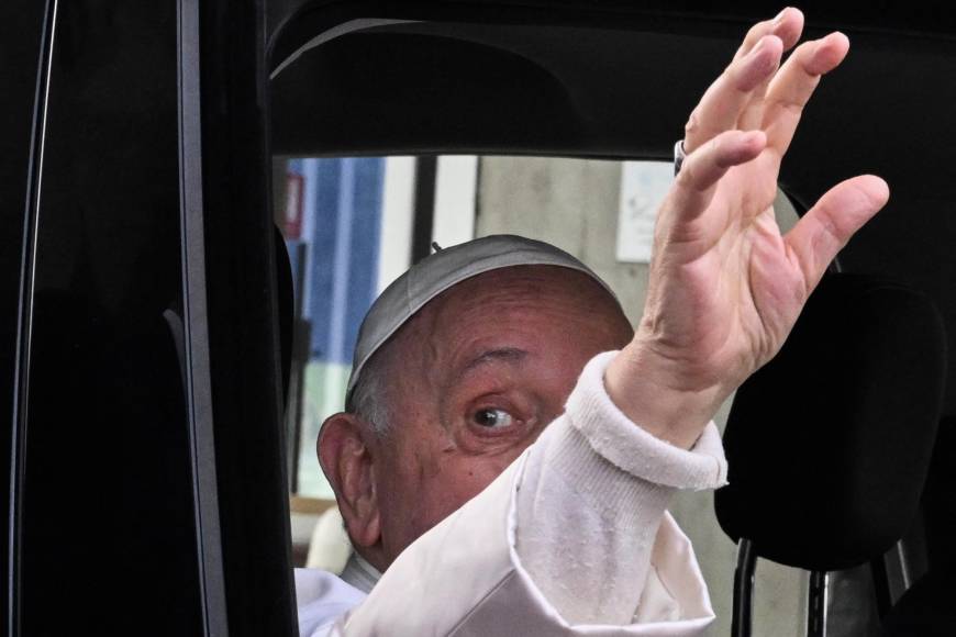 Sonriente y saludando a todos salió el papa Francisco del hospital