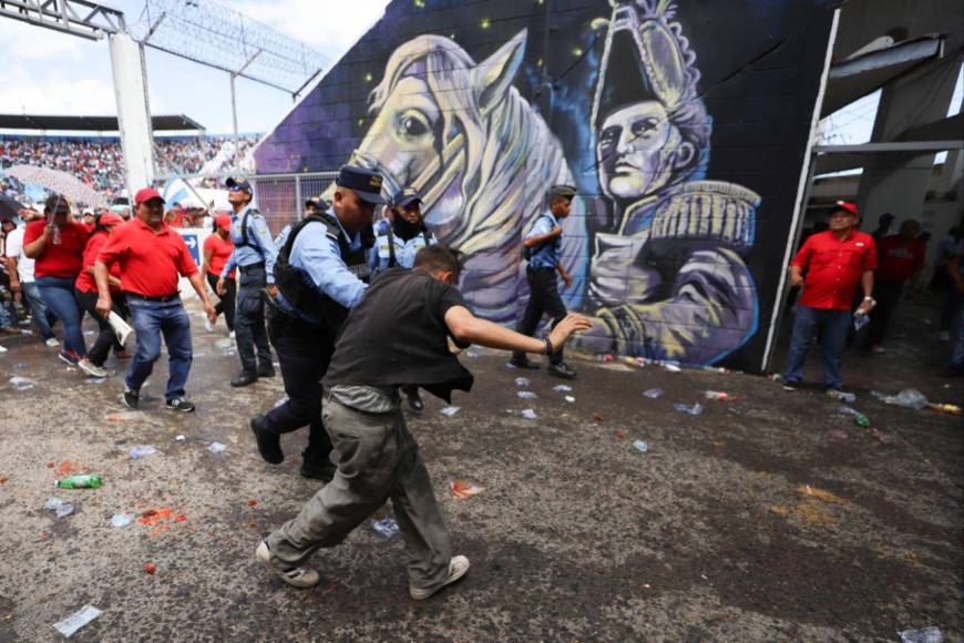 Varios detenidos durante disturbios en marcha de la resistencia dentro del Estadio Nacional