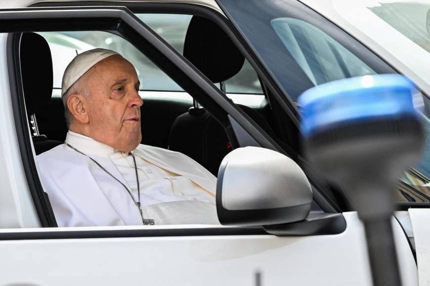 Sonriente y saludando a todos salió el papa Francisco del hospital