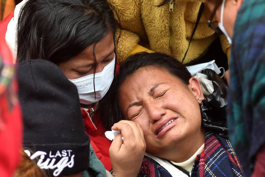 Los rostros de dolor y desconsuelo de los familiares de los fallecidos en catástrofe aérea en Nepal