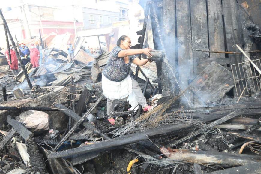 Mercado de la primera avenida quedó hecho cenizas tras incendio (Fotos)