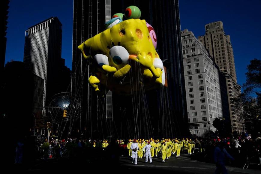 Con globos gigantes y Pikachu celebran el desfile de Thanksgiving de Macy’s