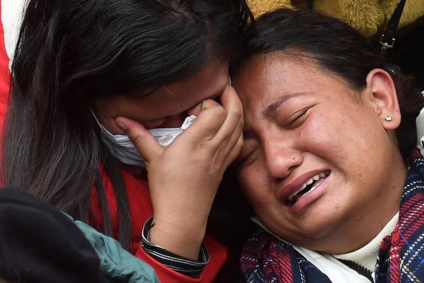 Los rostros de dolor y desconsuelo de los familiares de los fallecidos en catástrofe aérea en Nepal