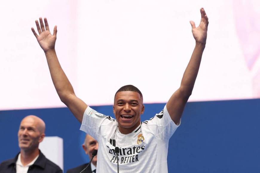 Mbappé imitó a Cristiano Ronaldo en su presentación con Real Madrid y el regalo de Florentino