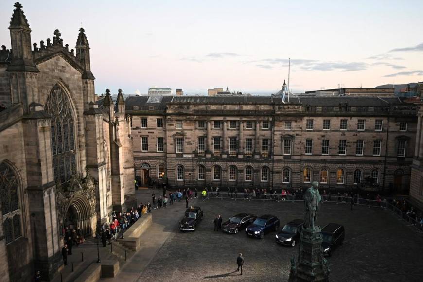 Los británicos comienzan a despedirse de Isabel II en Edimburgo