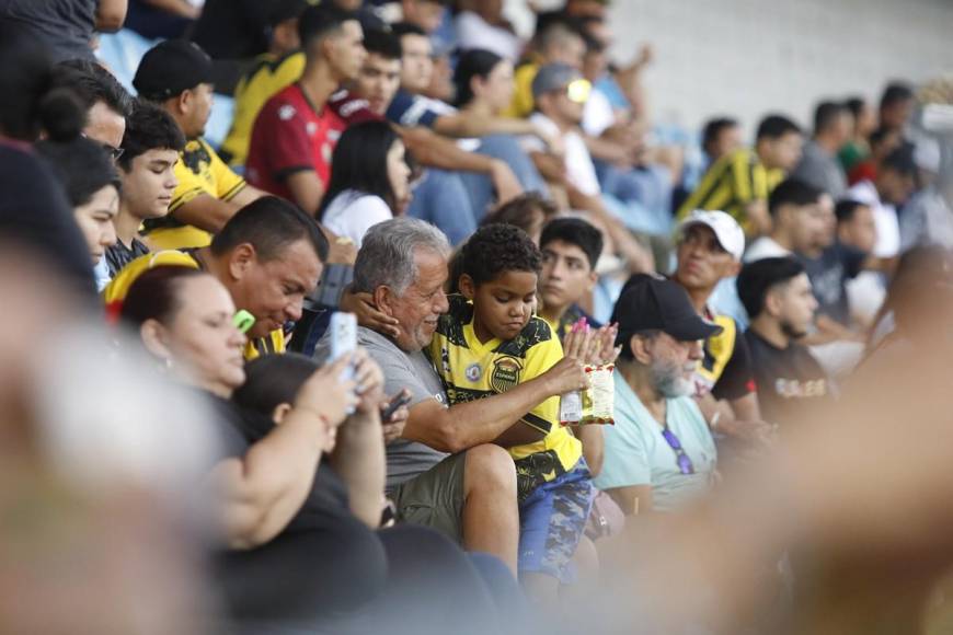 Belleza y pasión por sus equipos: el ambiente en el Real España vs Motagua