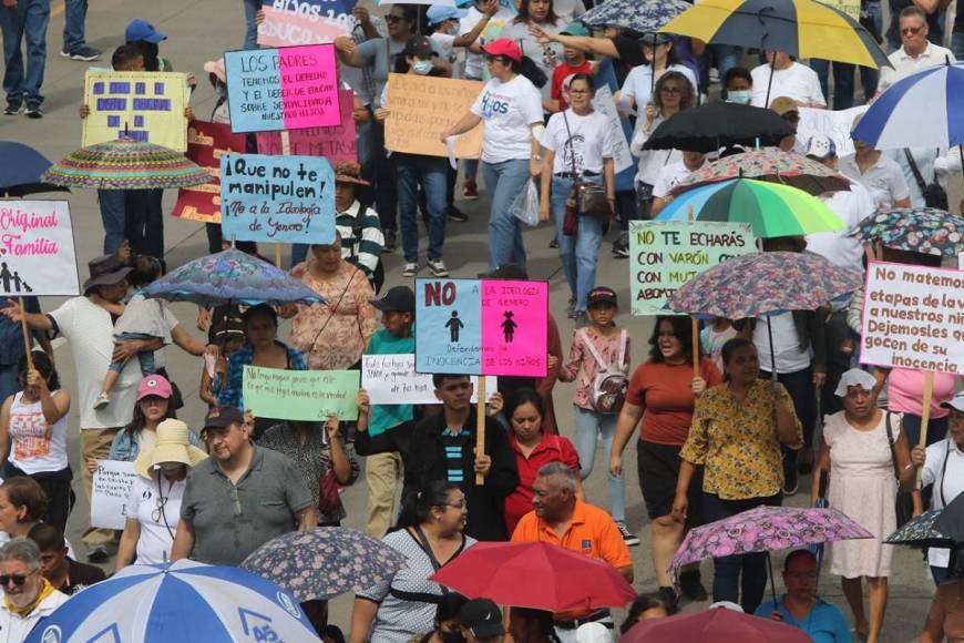 Los mensajes que dejó la masiva marcha en Tegucigalpa “Por nuestros hijos”