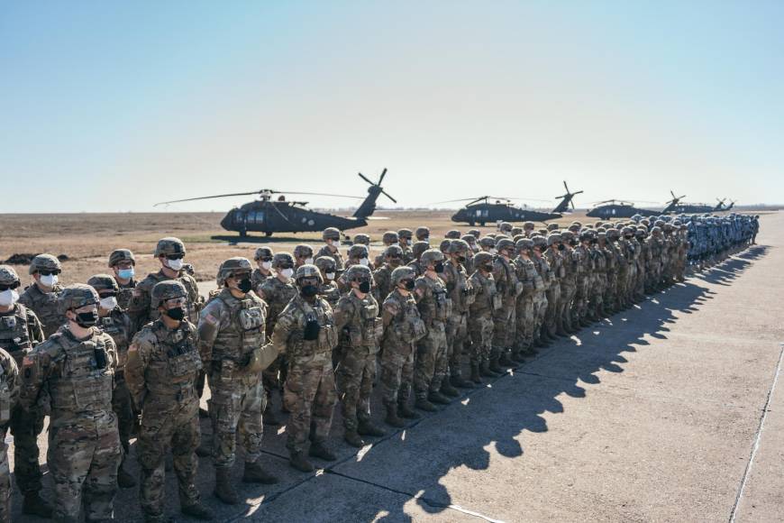 ¡Amor en medio de la guerra! Soldados ucranianos se casan mientras combaten a Rusia