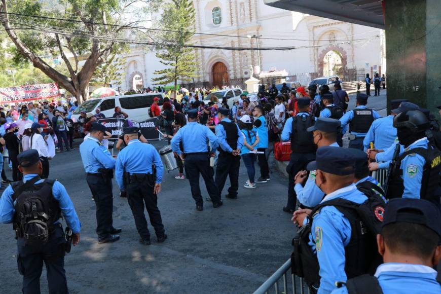 Música, disfraces y pancartas en instalación de la segunda legislatura