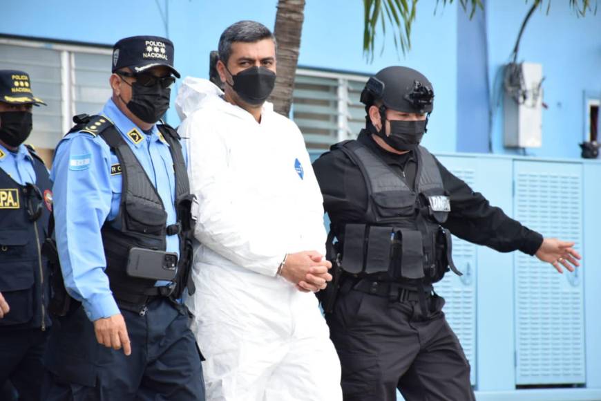 Vestido de overall impermeable blanco y bajo resguardo policial: así fue la extradición hacia EEUU del exalcalde de Yoro, Arnaldo Urbina Soto