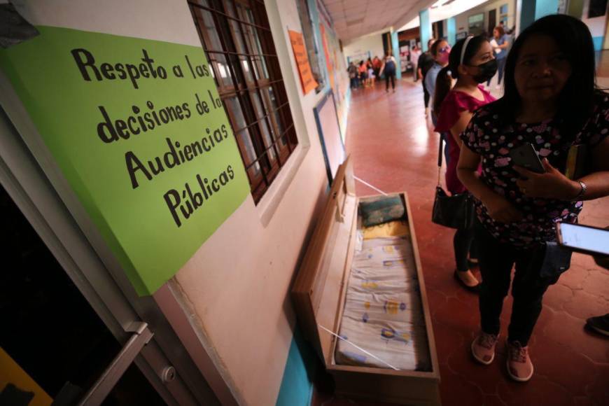 Dentro de ataúd protesta maestro en Departamental de Educación; exigen plazas e investigación al Copemh