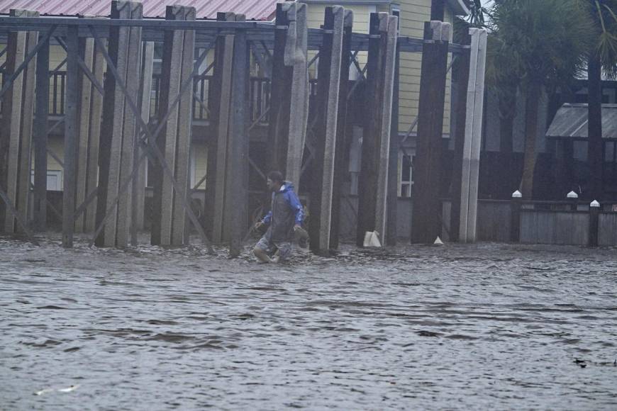 El huracán Idalia es “extremadamente peligroso”; Florida reporta fuertes inundaciones