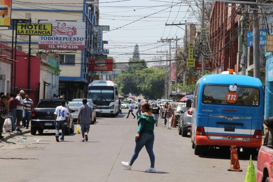 Semana Santa: veraneantes abarrotan terminales de buses y abandonan Tegucigalpa