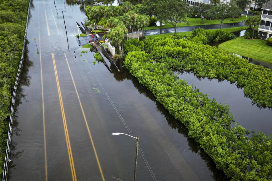 El huracán Idalia es “extremadamente peligroso”; Florida reporta fuertes inundaciones