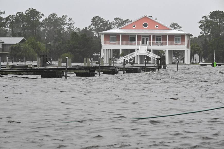 El huracán Idalia es “extremadamente peligroso”; Florida reporta fuertes inundaciones