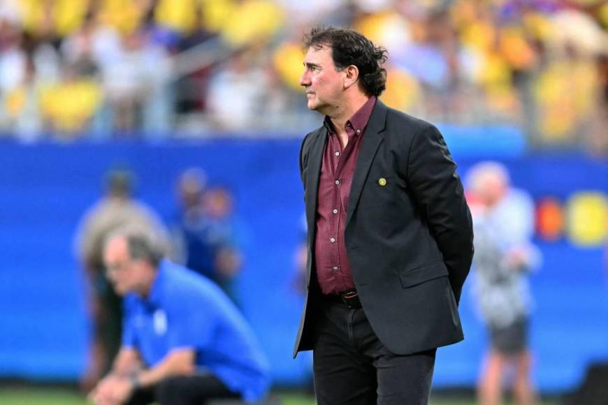 Razón por la que Néstor Lorenzo, técnico de Colombia, utiliza la misma camisa en los partidos